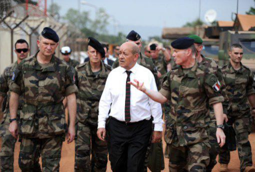 ministre-français-Défense-Jean-Yves-Le-Drian-soldats-français-visite-base-militaire-force-Sangaris