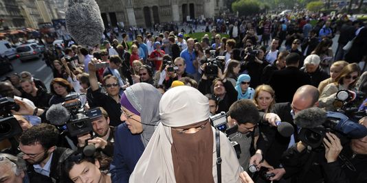 1506021_3_277b_une-femme-portant-le-niqab-manifeste-devant_bd76d3fe6109443db2d2eac05d74200b.jpg